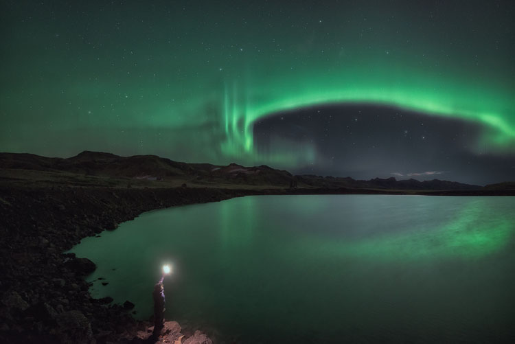 how to photograph the aurora borealis like this photo