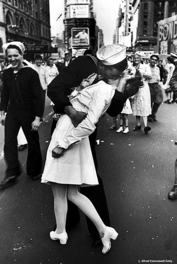 Famous Times Square kiss photo of a sailor kissing a nurse by Alfred Eisenstaed