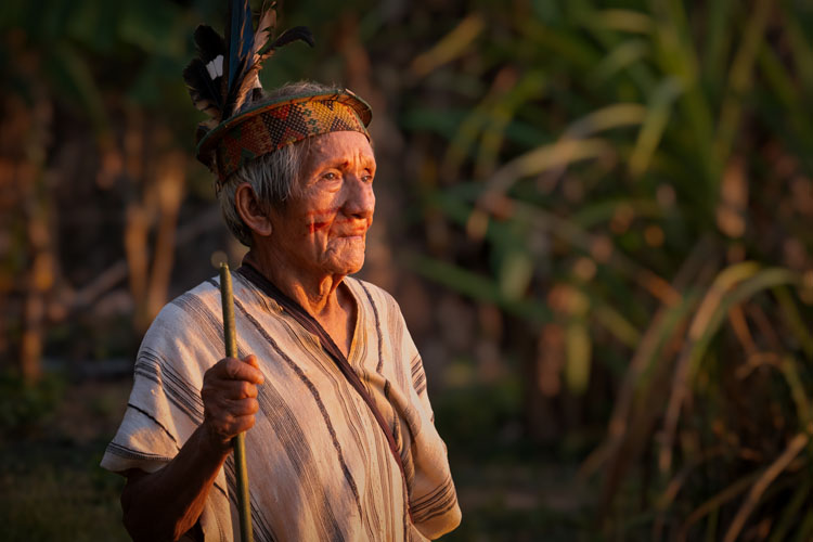 Same Peruvian elder after portrait bokeh blur applied using Luminar Neo