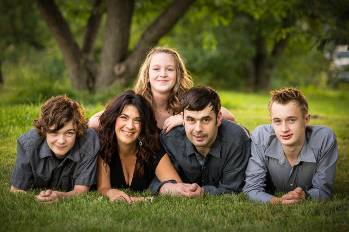outdoor portrait with off camera flash