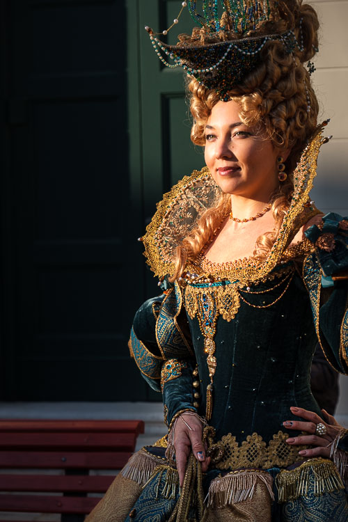 Queen like costume on the street of venice