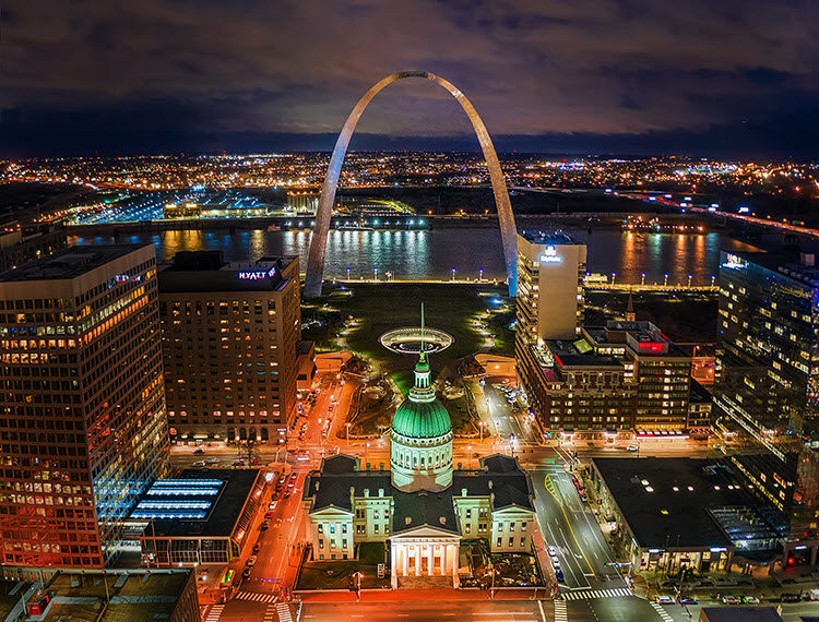 St. Louis arch at night photographed at 1/5 second, f/2.8, ISO 400.